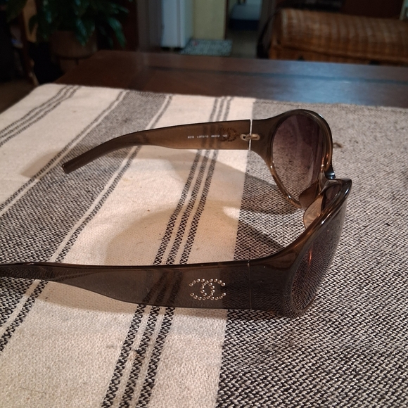 Chanel Stylish Brown Sunglasses - Picture 5 of 11